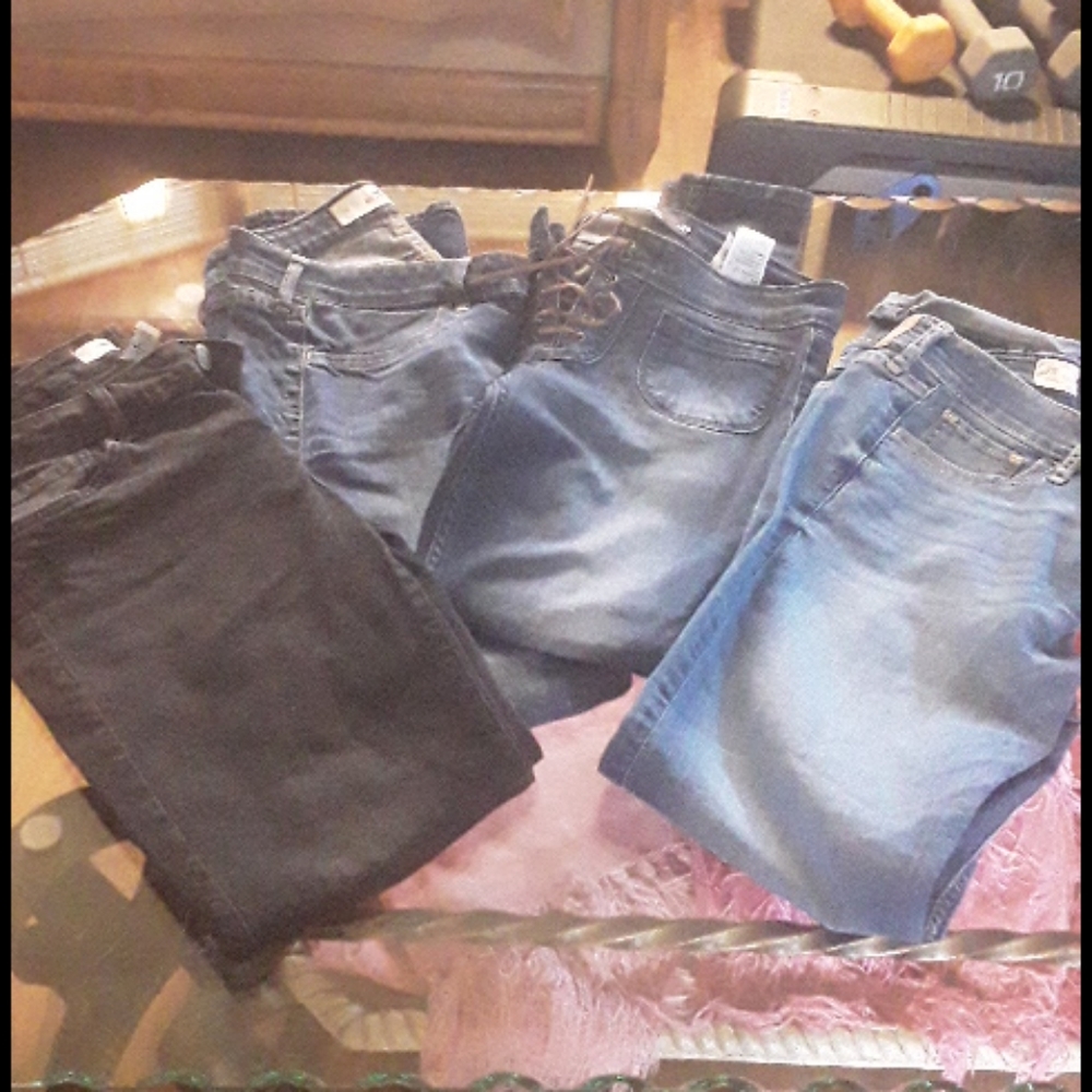 HOLLISTER 4  PAIRS 1 FOREVER 21 BLACK SIZE 5-7